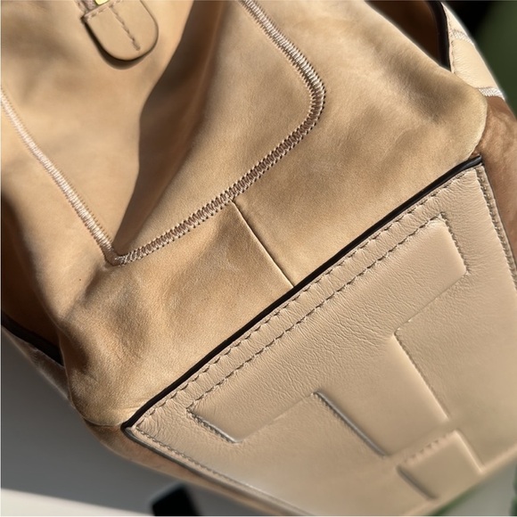 Tory Burch tote crossbody. Landscape design. Great condition. Neutral colors - Picture 12 of 14